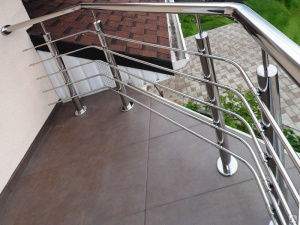 Монтаж перилл и ограждений балконов